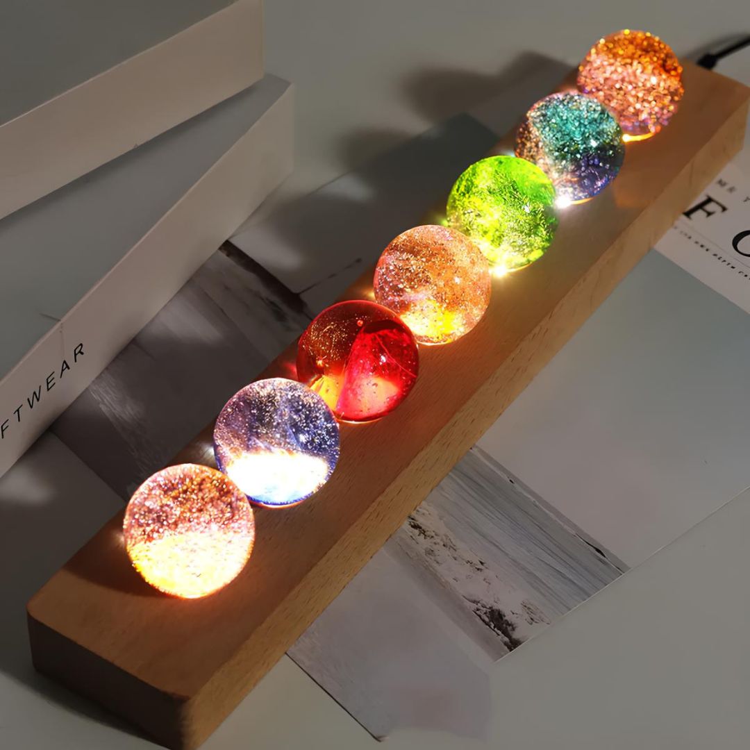 Licht Dekoration: Bunte Kristall-Galaxie-Orbs auf Holzplattform – 7 Farben