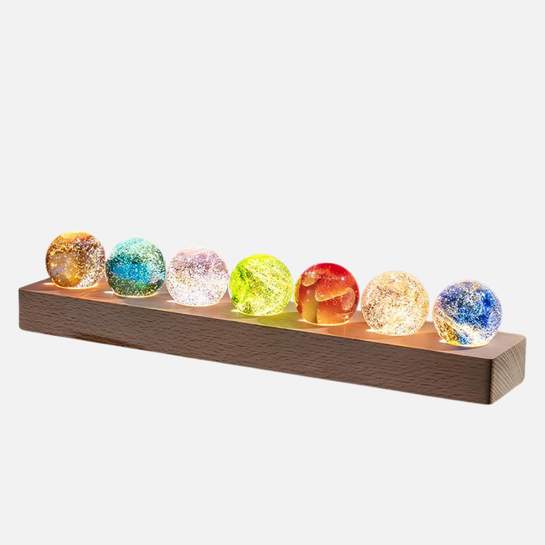 Licht Dekoration: Bunte Kristall-Galaxie-Orbs auf Holzplattform – 7 Farben