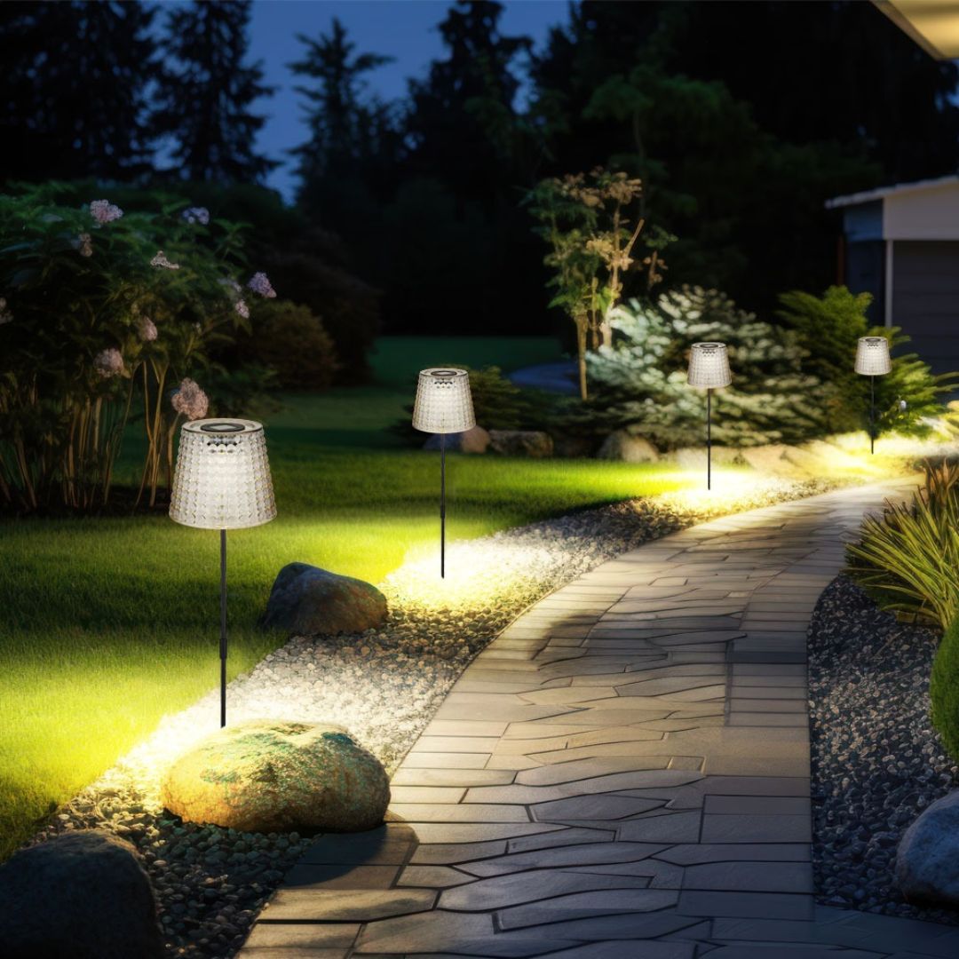 Solare LED-Gartenleuchten mit Erdspieß, schwarzer Rauchkunststoff