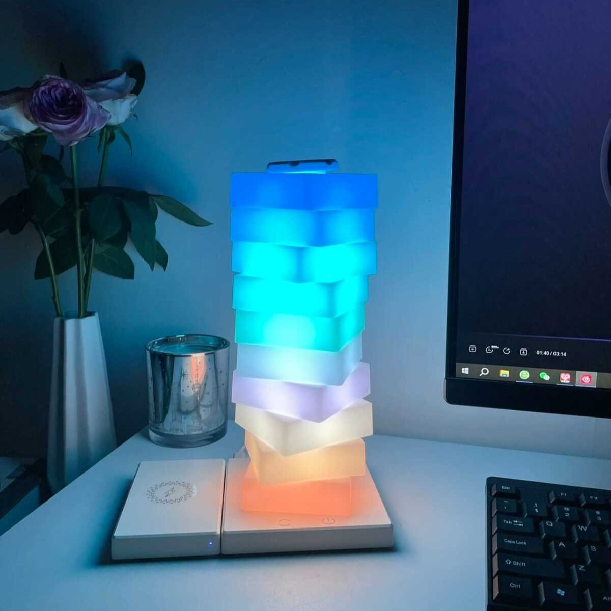 Moderne Tischlampe mit Wireless Charger und einstellbaren Lichtmodi