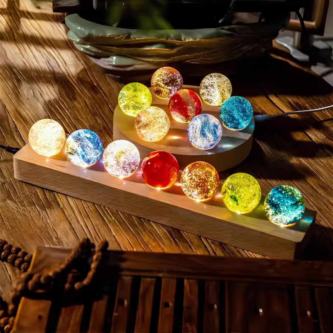 Licht Dekoration: Bunte Kristall-Galaxie-Orbs auf Holzplattform – 7 Farben
