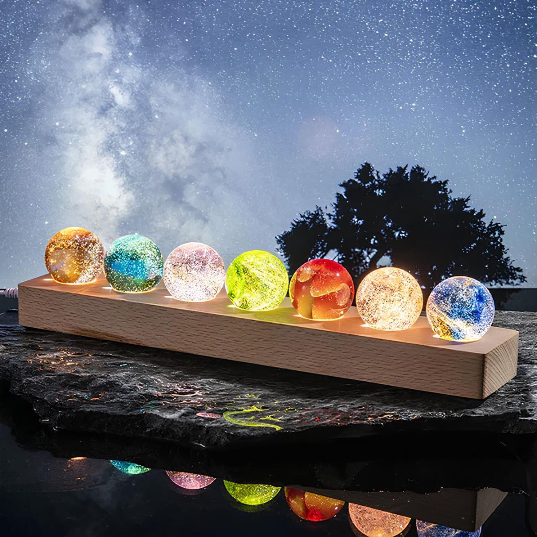 Licht Dekoration: Bunte Kristall-Galaxie-Orbs auf Holzplattform – 7 Farben