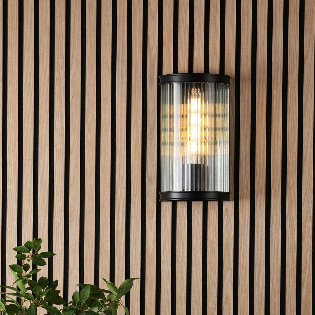Moderne LED Wandleuchte aus Aluminium mit Rippenglas – 25W Max für Innenräume
