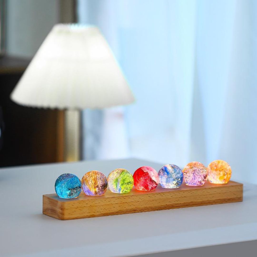 Licht Dekoration: Bunte Kristall-Galaxie-Orbs auf Holzplattform – 7 Farben
